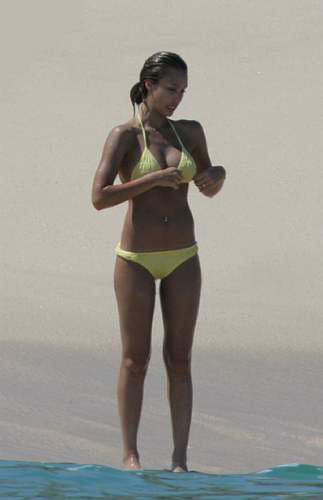 Jessica Alba sur la plage